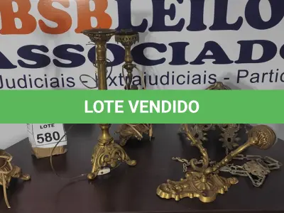 LOTE 580 - 03 ABAJURES, 01 PENDENTE E 01 LUMINÁRIA DE PAREDE.  (NO ESTADO) ATENÇÃO! FAZER A VISITAÇÃO ANTES DE ARREMATAR, NÃO SABEMOS SE FUNCIONA, LEILÃO NÃO TEM GARANTIA E NEM DEVOLUÇÃO, SUJEITO A POSSÍVEIS AVARIAS VISÍVEIS/OCULTAS E/OU AUSÊNCIA DE COMPONENTES.