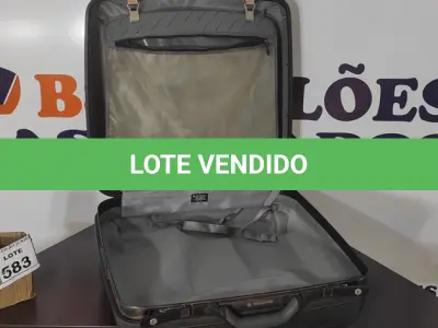 LOTE 583 - 01 MALA DE VIAGEM.  (NO ESTADO) ATENÇÃO! FAZER A VISITAÇÃO ANTES DE ARREMATAR, NÃO SABEMOS SE FUNCIONA, LEILÃO NÃO TEM GARANTIA E NEM DEVOLUÇÃO, SUJEITO A POSSÍVEIS AVARIAS VISÍVEIS/OCULTAS E/OU AUSÊNCIA DE COMPONENTES.