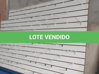 LOTE 569 - 01 PAINEL CANALETADO COM GANCHOS DE 1,72 X 2,75. (NO ESTADO) ATENÇÃO! FAZER A VISITAÇÃO ANTES DE ARREMATAR, NÃO SABEMOS SE FUNCIONA, LEILÃO NÃO TEM GARANTIA E NEM DEVOLUÇÃO, SUJEITO A POSSÍVEIS AVARIAS VISÍVEIS/OCULTAS E/OU AUSÊNCIA DE COMPONENTES.