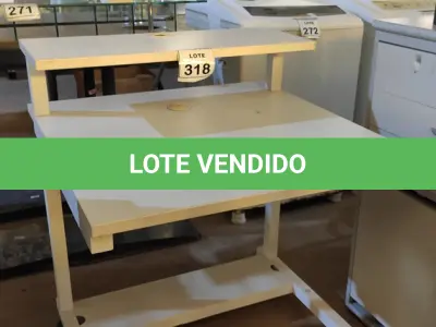 LOTE 318 - 01 MESA COM RODINHAS PARA COMPUTADOR NA COR BRANCA. (NO ESTADO) ATENÇÃO! FAZER A VISITAÇÃO ANTES DE ARREMATAR, NÃO SABEMOS SE FUNCIONA, LEILÃO NÃO TEM GARANTIA E NEM DEVOLUÇÃO, SUJEITO A POSSÍVEIS AVARIAS VISÍVEIS/OCULTAS E/OU AUSÊNCIA DE COMPONENTES.
