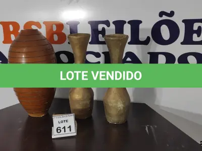 LOTE 611 - 02 JARROS DE GESSO E 01 JARRO DE MADEIRA.  (NO ESTADO) ATENÇÃO! FAZER A VISITAÇÃO ANTES DE ARREMATAR, NÃO SABEMOS SE FUNCIONA, LEILÃO NÃO TEM GARANTIA E NEM DEVOLUÇÃO, SUJEITO A POSSÍVEIS AVARIAS VISÍVEIS/OCULTAS E/OU AUSÊNCIA DE COMPONENTES.
