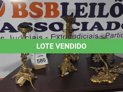 LOTE 580 - 03 ABAJURES, 01 PENDENTE E 01 LUMINÁRIA DE PAREDE.  (NO ESTADO) ATENÇÃO! FAZER A VISITAÇÃO ANTES DE ARREMATAR, NÃO SABEMOS SE FUNCIONA, LEILÃO NÃO TEM GARANTIA E NEM DEVOLUÇÃO, SUJEITO A POSSÍVEIS AVARIAS VISÍVEIS/OCULTAS E/OU AUSÊNCIA DE COMPONENTES.