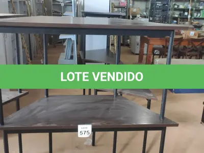 LOTE 575 - 02 MESAS COM TAMPO DE MADEIRA EM FORMA TRAPÉZIO.  (NO ESTADO) ATENÇÃO! FAZER A VISITAÇÃO ANTES DE ARREMATAR, NÃO SABEMOS SE FUNCIONA, LEILÃO NÃO TEM GARANTIA E NEM DEVOLUÇÃO, SUJEITO A POSSÍVEIS AVARIAS VISÍVEIS/OCULTAS E/OU AUSÊNCIA DE COMPONENTES.