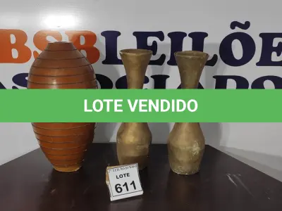 LOTE 611 - 02 JARROS DE GESSO E 01 JARRO DE MADEIRA.  (NO ESTADO) ATENÇÃO! FAZER A VISITAÇÃO ANTES DE ARREMATAR, NÃO SABEMOS SE FUNCIONA, LEILÃO NÃO TEM GARANTIA E NEM DEVOLUÇÃO, SUJEITO A POSSÍVEIS AVARIAS VISÍVEIS/OCULTAS E/OU AUSÊNCIA DE COMPONENTES.