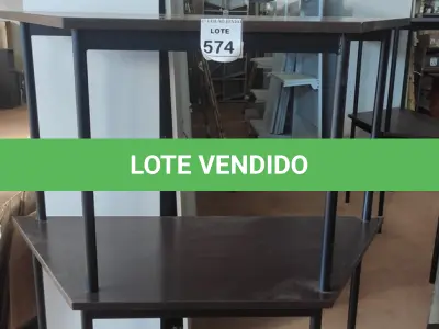 LOTE 574 - 02 MESAS COM TAMPO DE MADEIRA EM FORMA TRAPÉZIO.  (NO ESTADO) ATENÇÃO! FAZER A VISITAÇÃO ANTES DE ARREMATAR, NÃO SABEMOS SE FUNCIONA, LEILÃO NÃO TEM GARANTIA E NEM DEVOLUÇÃO, SUJEITO A POSSÍVEIS AVARIAS VISÍVEIS/OCULTAS E/OU AUSÊNCIA DE COMPONENTES.