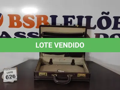 LOTE 626 - 01 MALETA DE DOCUMENTO COM REVESTIMENTO DE COURO.  (NO ESTADO) ATENÇÃO! FAZER A VISITAÇÃO ANTES DE ARREMATAR, NÃO SABEMOS SE FUNCIONA, LEILÃO NÃO TEM GARANTIA E NEM DEVOLUÇÃO, SUJEITO A POSSÍVEIS AVARIAS VISÍVEIS/OCULTAS E/OU AUSÊNCIA DE COMPONENTES.