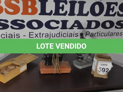 LOTE 592 - 01 MICROSCÓPIO, 01 MINI MÁQUINA DE COSTURA E 01 JOGO DE ALFABETO.  (NO ESTADO) ATENÇÃO! FAZER A VISITAÇÃO ANTES DE ARREMATAR, NÃO SABEMOS SE FUNCIONA, LEILÃO NÃO TEM GARANTIA E NEM DEVOLUÇÃO, SUJEITO A POSSÍVEIS AVARIAS VISÍVEIS/OCULTAS E/OU AUSÊNCIA DE COMPONENTES.