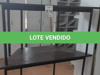 LOTE 572 - 02 MESAS COM TAMPO DE MADEIRA EM FORMA TRAPÉZIO.  (NO ESTADO) ATENÇÃO! FAZER A VISITAÇÃO ANTES DE ARREMATAR, NÃO SABEMOS SE FUNCIONA, LEILÃO NÃO TEM GARANTIA E NEM DEVOLUÇÃO, SUJEITO A POSSÍVEIS AVARIAS VISÍVEIS/OCULTAS E/OU AUSÊNCIA DE COMPONENTES.