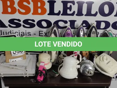 LOTE 050 - 10 FERROS DE PASSAR DE MARCAS E MODELOS DIVERSOS, 04 CHUVEIROS MODELOS DIVERSOS, 04 LUMINÁRIAS E 02 REFLETORES. (NO ESTADO) ATENÇÃO! FAZER A VISITAÇÃO ANTES DE ARREMATAR, NÃO SABEMOS SE FUNCIONA, LEILÃO NÃO TEM GARANTIA E NEM DEVOLUÇÃO, SUJEITO A POSSÍVEIS AVARIAS VISÍVEIS/OCULTAS E/OU AUSÊNCIA DE COMPONENTES.