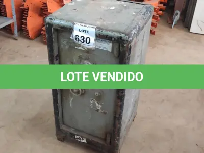 LOTE 630 - 01 COFRE.  (NO ESTADO) ATENÇÃO! FAZER A VISITAÇÃO ANTES DE ARREMATAR, NÃO SABEMOS SE FUNCIONA, LEILÃO NÃO TEM GARANTIA E NEM DEVOLUÇÃO, SUJEITO A POSSÍVEIS AVARIAS VISÍVEIS/OCULTAS E/OU AUSÊNCIA DE COMPONENTES.
