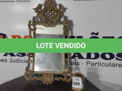LOTE 589 - 01 ESPELHO EMOLDURADO COM LUMINÁRIAS.  (NO ESTADO) ATENÇÃO! FAZER A VISITAÇÃO ANTES DE ARREMATAR, NÃO SABEMOS SE FUNCIONA, LEILÃO NÃO TEM GARANTIA E NEM DEVOLUÇÃO, SUJEITO A POSSÍVEIS AVARIAS VISÍVEIS/OCULTAS E/OU AUSÊNCIA DE COMPONENTES.