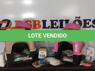 LOTE 558 - 01 LOTE COM 02 CASINHAS PARA PETS, ROUPAS, VASILHAS E ITENS DIVERSOS. (NO ESTADO) ATENÇÃO! FAZER A VISITAÇÃO ANTES DE ARREMATAR, NÃO SABEMOS SE FUNCIONA, LEILÃO NÃO TEM GARANTIA E NEM DEVOLUÇÃO, SUJEITO A POSSÍVEIS AVARIAS VISÍVEIS/OCULTAS E/OU AUSÊNCIA DE COMPONENTES.