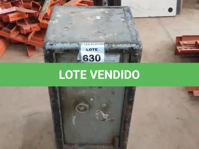 LOTE 630 - 01 COFRE.  (NO ESTADO) ATENÇÃO! FAZER A VISITAÇÃO ANTES DE ARREMATAR, NÃO SABEMOS SE FUNCIONA, LEILÃO NÃO TEM GARANTIA E NEM DEVOLUÇÃO, SUJEITO A POSSÍVEIS AVARIAS VISÍVEIS/OCULTAS E/OU AUSÊNCIA DE COMPONENTES.