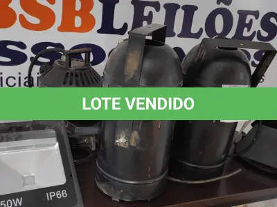 LOTE 616 - 02 REFLETORES DE 03 CANHÕES DE LUZ.  (NO ESTADO) ATENÇÃO! FAZER A VISITAÇÃO ANTES DE ARREMATAR, NÃO SABEMOS SE FUNCIONA, LEILÃO NÃO TEM GARANTIA E NEM DEVOLUÇÃO, SUJEITO A POSSÍVEIS AVARIAS VISÍVEIS/OCULTAS E/OU AUSÊNCIA DE COMPONENTES.