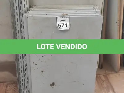 LOTE 571 - 01 ESTANTE DESMONTADA COM 09 BANDEJAS DE AÇO. (NO ESTADO) ATENÇÃO! FAZER A VISITAÇÃO ANTES DE ARREMATAR, NÃO SABEMOS SE FUNCIONA, LEILÃO NÃO TEM GARANTIA E NEM DEVOLUÇÃO, SUJEITO A POSSÍVEIS AVARIAS VISÍVEIS/OCULTAS E/OU AUSÊNCIA DE COMPONENTES.