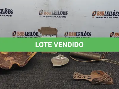LOTE 608 - 01 FRUTEIRA DECORATIVA, 01 ESTRIBO DE METAL, 01 BOLSA DE METAL E 01 CINZEIRO DECORATIVO. (NO ESTADO) ATENÇÃO! FAZER A VISITAÇÃO ANTES DE ARREMATAR, NÃO SABEMOS SE FUNCIONA, LEILÃO NÃO TEM GARANTIA E NEM DEVOLUÇÃO, SUJEITO A POSSÍVEIS AVARIAS VISÍVEIS/OCULTAS E/OU AUSÊNCIA DE COMPONENTES.