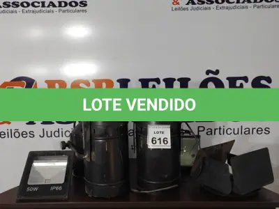 LOTE 616 - 02 REFLETORES DE 03 CANHÕES DE LUZ.  (NO ESTADO) ATENÇÃO! FAZER A VISITAÇÃO ANTES DE ARREMATAR, NÃO SABEMOS SE FUNCIONA, LEILÃO NÃO TEM GARANTIA E NEM DEVOLUÇÃO, SUJEITO A POSSÍVEIS AVARIAS VISÍVEIS/OCULTAS E/OU AUSÊNCIA DE COMPONENTES.