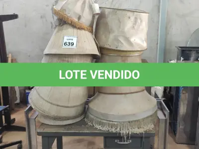 LOTE 639 - 17 CÚPULAS PARA ABAJUR, 01 BASE DE MESA CROMADA E 01 MESA DE FERRO.  (NO ESTADO) ATENÇÃO! FAZER A VISITAÇÃO ANTES DE ARREMATAR, NÃO SABEMOS SE FUNCIONA, LEILÃO NÃO TEM GARANTIA E NEM DEVOLUÇÃO, SUJEITO A POSSÍVEIS AVARIAS VISÍVEIS/OCULTAS E/OU AUSÊNCIA DE COMPONENTES.