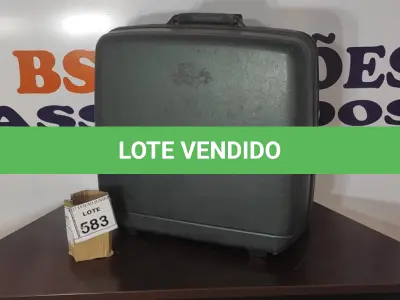 LOTE 583 - 01 MALA DE VIAGEM.  (NO ESTADO) ATENÇÃO! FAZER A VISITAÇÃO ANTES DE ARREMATAR, NÃO SABEMOS SE FUNCIONA, LEILÃO NÃO TEM GARANTIA E NEM DEVOLUÇÃO, SUJEITO A POSSÍVEIS AVARIAS VISÍVEIS/OCULTAS E/OU AUSÊNCIA DE COMPONENTES.