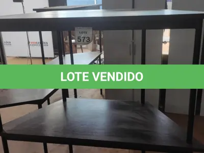 LOTE 573 - 02 MESAS COM TAMPO DE MADEIRA EM FORMA TRAPÉZIO.  (NO ESTADO) ATENÇÃO! FAZER A VISITAÇÃO ANTES DE ARREMATAR, NÃO SABEMOS SE FUNCIONA, LEILÃO NÃO TEM GARANTIA E NEM DEVOLUÇÃO, SUJEITO A POSSÍVEIS AVARIAS VISÍVEIS/OCULTAS E/OU AUSÊNCIA DE COMPONENTES.