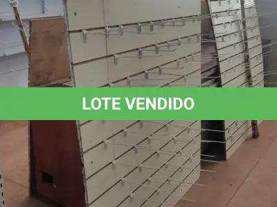 LOTE 537 -  01 PAINEL CANALETADO COM GANCHOS DE 1,38 X 1,44. (NO ESTADO) ATENÇÃO! FAZER A VISITAÇÃO ANTES DE ARREMATAR, NÃO SABEMOS SE FUNCIONA, LEILÃO NÃO TEM GARANTIA E NEM DEVOLUÇÃO, SUJEITO A POSSÍVEIS AVARIAS VISÍVEIS/OCULTAS E/OU AUSÊNCIA DE COMPONENTES.