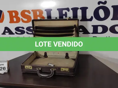 LOTE 626 - 01 MALETA DE DOCUMENTO COM REVESTIMENTO DE COURO.  (NO ESTADO) ATENÇÃO! FAZER A VISITAÇÃO ANTES DE ARREMATAR, NÃO SABEMOS SE FUNCIONA, LEILÃO NÃO TEM GARANTIA E NEM DEVOLUÇÃO, SUJEITO A POSSÍVEIS AVARIAS VISÍVEIS/OCULTAS E/OU AUSÊNCIA DE COMPONENTES.