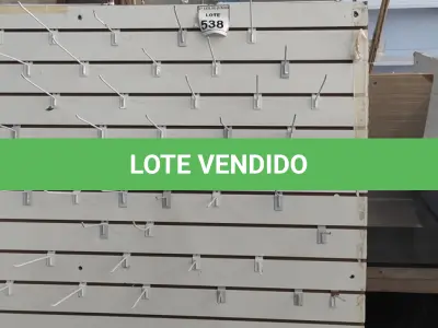 LOTE 538 -  01 PAINEL CANALETADO COM GANCHOS DE 1,38 X 1,44. (NO ESTADO) ATENÇÃO! FAZER A VISITAÇÃO ANTES DE ARREMATAR, NÃO SABEMOS SE FUNCIONA, LEILÃO NÃO TEM GARANTIA E NEM DEVOLUÇÃO, SUJEITO A POSSÍVEIS AVARIAS VISÍVEIS/OCULTAS E/OU AUSÊNCIA DE COMPONENTES.