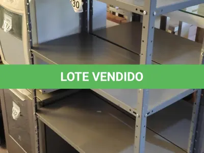 LOTE 330 - 02 PRATELEIRAS DE AÇO COM 05 BANDEJAS CADA.  (NO ESTADO) ATENÇÃO! FAZER A VISITAÇÃO ANTES DE ARREMATAR, NÃO SABEMOS SE FUNCIONA, LEILÃO NÃO TEM GARANTIA E NEM DEVOLUÇÃO, SUJEITO A POSSÍVEIS AVARIAS VISÍVEIS/OCULTAS E/OU AUSÊNCIA DE COMPONENTES.