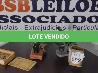 LOTE 592 - 01 MICROSCÓPIO, 01 MINI MÁQUINA DE COSTURA E 01 JOGO DE ALFABETO.  (NO ESTADO) ATENÇÃO! FAZER A VISITAÇÃO ANTES DE ARREMATAR, NÃO SABEMOS SE FUNCIONA, LEILÃO NÃO TEM GARANTIA E NEM DEVOLUÇÃO, SUJEITO A POSSÍVEIS AVARIAS VISÍVEIS/OCULTAS E/OU AUSÊNCIA DE COMPONENTES.