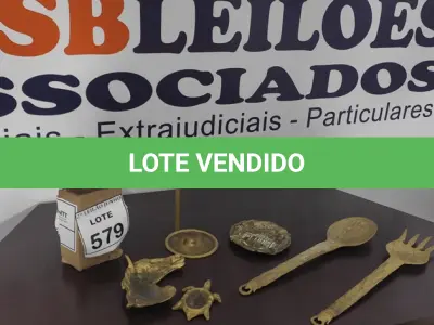 LOTE 579 - 01 CONCHA, 01 PEGADOR, 03 CINZEIROS E 01 TAMPA, TODOS MATERIAIS ANTIGOS DECORADOS.  (NO ESTADO) ATENÇÃO! FAZER A VISITAÇÃO ANTES DE ARREMATAR, NÃO SABEMOS SE FUNCIONA, LEILÃO NÃO TEM GARANTIA E NEM DEVOLUÇÃO, SUJEITO A POSSÍVEIS AVARIAS VISÍVEIS/OCULTAS E/OU AUSÊNCIA DE COMPONENTES.