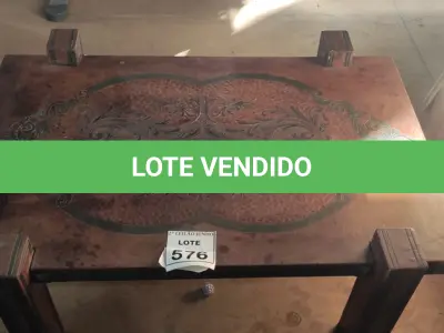 LOTE 576 - 01 MESA DE CENTRO DE MADEIRA COM DECORAÇÃO ENTALHADA.  (NO ESTADO) ATENÇÃO! FAZER A VISITAÇÃO ANTES DE ARREMATAR, NÃO SABEMOS SE FUNCIONA, LEILÃO NÃO TEM GARANTIA E NEM DEVOLUÇÃO, SUJEITO A POSSÍVEIS AVARIAS VISÍVEIS/OCULTAS E/OU AUSÊNCIA DE COMPONENTES.