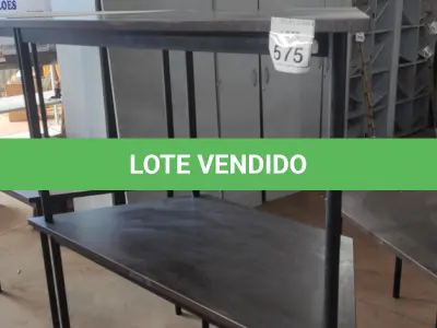 LOTE 575 - 02 MESAS COM TAMPO DE MADEIRA EM FORMA TRAPÉZIO.  (NO ESTADO) ATENÇÃO! FAZER A VISITAÇÃO ANTES DE ARREMATAR, NÃO SABEMOS SE FUNCIONA, LEILÃO NÃO TEM GARANTIA E NEM DEVOLUÇÃO, SUJEITO A POSSÍVEIS AVARIAS VISÍVEIS/OCULTAS E/OU AUSÊNCIA DE COMPONENTES.