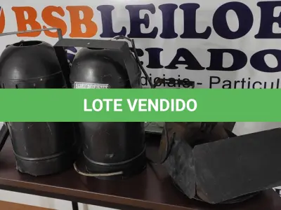 LOTE 616 - 02 REFLETORES DE 03 CANHÕES DE LUZ.  (NO ESTADO) ATENÇÃO! FAZER A VISITAÇÃO ANTES DE ARREMATAR, NÃO SABEMOS SE FUNCIONA, LEILÃO NÃO TEM GARANTIA E NEM DEVOLUÇÃO, SUJEITO A POSSÍVEIS AVARIAS VISÍVEIS/OCULTAS E/OU AUSÊNCIA DE COMPONENTES.