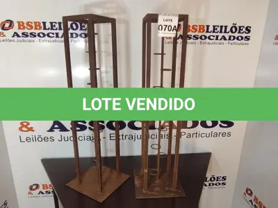 LOTE 070 - 02 SUPORTES DE FERRO PARA CASTIÇAL. (NO ESTADO) ATENÇÃO! FAZER A VISITAÇÃO ANTES DE ARREMATAR, NÃO SABEMOS SE FUNCIONA, LEILÃO NÃO TEM GARANTIA E NEM DEVOLUÇÃO, SUJEITO A POSSÍVEIS AVARIAS VISÍVEIS/OCULTAS E/OU AUSÊNCIA DE COMPONENTES.