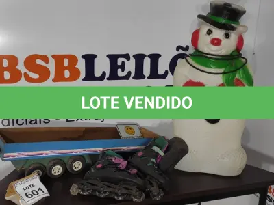 LOTE 601 - 01 REPLICA DE CARROCEIRA DE CAMINHÃO, 01 PAR DE PATINS E 01 ENFEITE DE NATAL COM LUMINOSO.   (NO ESTADO) ATENÇÃO! FAZER A VISITAÇÃO ANTES DE ARREMATAR, NÃO SABEMOS SE FUNCIONA, LEILÃO NÃO TEM GARANTIA E NEM DEVOLUÇÃO, SUJEITO A POSSÍVEIS AVARIAS VISÍVEIS/OCULTAS E/OU AUSÊNCIA DE COMPONENTES.
