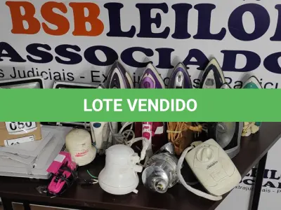 LOTE 050 - 10 FERROS DE PASSAR DE MARCAS E MODELOS DIVERSOS, 04 CHUVEIROS MODELOS DIVERSOS, 04 LUMINÁRIAS E 02 REFLETORES. (NO ESTADO) ATENÇÃO! FAZER A VISITAÇÃO ANTES DE ARREMATAR, NÃO SABEMOS SE FUNCIONA, LEILÃO NÃO TEM GARANTIA E NEM DEVOLUÇÃO, SUJEITO A POSSÍVEIS AVARIAS VISÍVEIS/OCULTAS E/OU AUSÊNCIA DE COMPONENTES.
