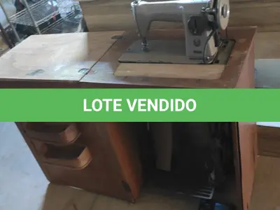 LOTE 599 - 01 MÁQUINA DE COSTURA ANTIGA MARCA SINGER.  (NO ESTADO) ATENÇÃO! FAZER A VISITAÇÃO ANTES DE ARREMATAR, NÃO SABEMOS SE FUNCIONA, LEILÃO NÃO TEM GARANTIA E NEM DEVOLUÇÃO, SUJEITO A POSSÍVEIS AVARIAS VISÍVEIS/OCULTAS E/OU AUSÊNCIA DE COMPONENTES.