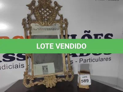 LOTE 589 - 01 ESPELHO EMOLDURADO COM LUMINÁRIAS.  (NO ESTADO) ATENÇÃO! FAZER A VISITAÇÃO ANTES DE ARREMATAR, NÃO SABEMOS SE FUNCIONA, LEILÃO NÃO TEM GARANTIA E NEM DEVOLUÇÃO, SUJEITO A POSSÍVEIS AVARIAS VISÍVEIS/OCULTAS E/OU AUSÊNCIA DE COMPONENTES.