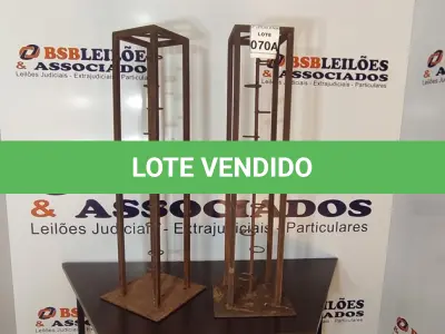 LOTE 070 - 02 SUPORTES DE FERRO PARA CASTIÇAL. (NO ESTADO) ATENÇÃO! FAZER A VISITAÇÃO ANTES DE ARREMATAR, NÃO SABEMOS SE FUNCIONA, LEILÃO NÃO TEM GARANTIA E NEM DEVOLUÇÃO, SUJEITO A POSSÍVEIS AVARIAS VISÍVEIS/OCULTAS E/OU AUSÊNCIA DE COMPONENTES.
