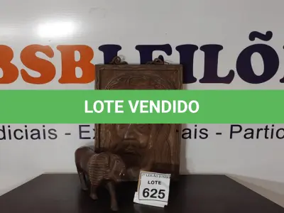 LOTE 625 - 01 QUADRO ENTALHADO E 01 LEÃO DE MADEIRA.  (NO ESTADO) ATENÇÃO! FAZER A VISITAÇÃO ANTES DE ARREMATAR, NÃO SABEMOS SE FUNCIONA, LEILÃO NÃO TEM GARANTIA E NEM DEVOLUÇÃO, SUJEITO A POSSÍVEIS AVARIAS VISÍVEIS/OCULTAS E/OU AUSÊNCIA DE COMPONENTES.
