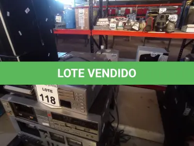 LOTE 118 - 03 TOCA FITAS E APARELHOS DE SOM ANTIGO DE MARCAS E MODELOS DIVERSOS. (NO ESTADO) ATENÇÃO! FAZER A VISITAÇÃO ANTES DE ARREMATAR, NÃO SABEMOS SE FUNCIONA, LEILÃO NÃO TEM GARANTIA E NEM DEVOLUÇÃO, SUJEITO A POSSÍVEIS AVARIAS VISÍVEIS/OCULTAS E/OU AUSÊNCIA DE COMPONENTES.