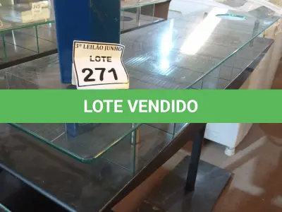 LOTE 271 - 01 EXPOSITOR DE VIDRO COM DIVISÃO. (NO ESTADO) ATENÇÃO! FAZER A VISITAÇÃO ANTES DE ARREMATAR, NÃO SABEMOS SE FUNCIONA, LEILÃO NÃO TEM GARANTIA E NEM DEVOLUÇÃO, SUJEITO A POSSÍVEIS AVARIAS VISÍVEIS/OCULTAS E/OU AUSÊNCIA DE COMPONENTES.