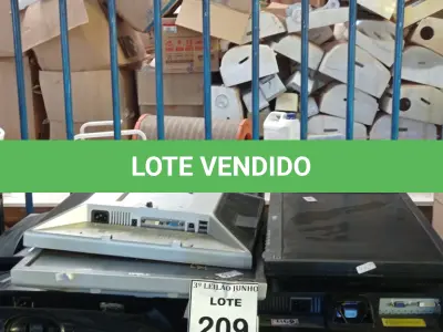 LOTE 209 -  11 MONITORES DE MARCA E MODELOS DIVERSOS.  (NO ESTADO) ATENÇÃO! FAZER A VISITAÇÃO ANTES DE ARREMATAR, NÃO SABEMOS SE FUNCIONA, LEILÃO NÃO TEM GARANTIA E NEM DEVOLUÇÃO, SUJEITO A POSSÍVEIS AVARIAS VISÍVEIS/OCULTAS E/OU AUSÊNCIA DE COMPONENTES.