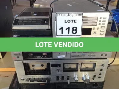 LOTE 118 - 03 TOCA FITAS E APARELHOS DE SOM ANTIGO DE MARCAS E MODELOS DIVERSOS. (NO ESTADO) ATENÇÃO! FAZER A VISITAÇÃO ANTES DE ARREMATAR, NÃO SABEMOS SE FUNCIONA, LEILÃO NÃO TEM GARANTIA E NEM DEVOLUÇÃO, SUJEITO A POSSÍVEIS AVARIAS VISÍVEIS/OCULTAS E/OU AUSÊNCIA DE COMPONENTES.