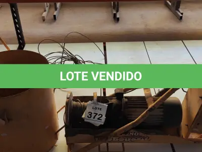LOTE 372 - 01 GUINCHO ELÉTRICO CAPACIDADE 400KG E 01 TAMBOR DE FERRO PARA TRANSPORTE DE CONCRETO. (NO ESTADO) ATENÇÃO! FAZER A VISITAÇÃO ANTES DE ARREMATAR, NÃO SABEMOS SE FUNCIONA, LEILÃO NÃO TEM GARANTIA E NEM DEVOLUÇÃO, SUJEITO A POSSÍVEIS AVARIAS VISÍVEIS/OCULTAS E/OU AUSÊNCIA DE COMPONENTES.