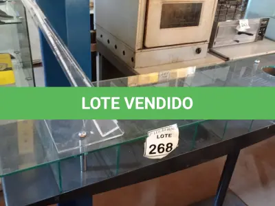 LOTE 268 - 01 EXPOSITOR DE VIDRO COM DIVISÃO. (NO ESTADO) ATENÇÃO! FAZER A VISITAÇÃO ANTES DE ARREMATAR, NÃO SABEMOS SE FUNCIONA, LEILÃO NÃO TEM GARANTIA E NEM DEVOLUÇÃO, SUJEITO A POSSÍVEIS AVARIAS VISÍVEIS/OCULTAS E/OU AUSÊNCIA DE COMPONENTES.