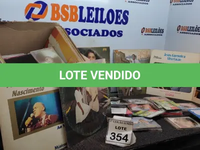 LOTE 354 - 01 LOTE COM GRANDE QUANTIDADE DE CD E DISCO DE VINIL. (NO ESTADO) ATENÇÃO! FAZER A VISITAÇÃO ANTES DE ARREMATAR, NÃO SABEMOS SE FUNCIONA, LEILÃO NÃO TEM GARANTIA E NEM DEVOLUÇÃO, SUJEITO A POSSÍVEIS AVARIAS VISÍVEIS/OCULTAS E/OU AUSÊNCIA DE COMPONENTES.