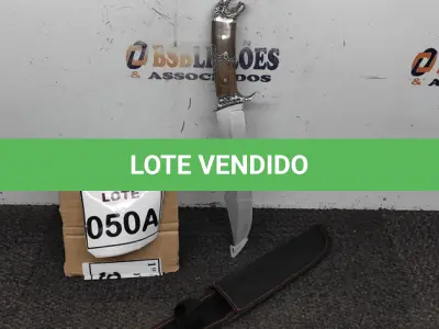 LOTE 050 - FACA IMPORTADA AÇO INOXIDÁVEL CABO EM MADEIRA COM  POMO CABEÇA DE ONÇA FULL TANG BAINHA DE NYLON TAMANHO TOTAL 34CM PESO 342G JÁ AFIADA. (NO ESTADO) ATENÇÃO! FAZER A VISITAÇÃO ANTES DE ARREMATAR, NÃO SABEMOS SE FUNCIONA, LEILÃO NÃO TEM GARANTIA E NEM DEVOLUÇÃO, SUJEITO A POSSÍVEIS AVARIAS VISÍVEIS/OCULTAS E/OU AUSÊNCIA DE COMPONENTES. 