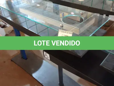 LOTE 269 - 01 EXPOSITOR DE VIDRO COM DIVISÃO. (NO ESTADO) ATENÇÃO! FAZER A VISITAÇÃO ANTES DE ARREMATAR, NÃO SABEMOS SE FUNCIONA, LEILÃO NÃO TEM GARANTIA E NEM DEVOLUÇÃO, SUJEITO A POSSÍVEIS AVARIAS VISÍVEIS/OCULTAS E/OU AUSÊNCIA DE COMPONENTES.