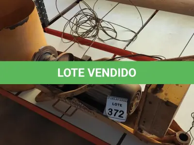 LOTE 372 - 01 GUINCHO ELÉTRICO CAPACIDADE 400KG E 01 TAMBOR DE FERRO PARA TRANSPORTE DE CONCRETO. (NO ESTADO) ATENÇÃO! FAZER A VISITAÇÃO ANTES DE ARREMATAR, NÃO SABEMOS SE FUNCIONA, LEILÃO NÃO TEM GARANTIA E NEM DEVOLUÇÃO, SUJEITO A POSSÍVEIS AVARIAS VISÍVEIS/OCULTAS E/OU AUSÊNCIA DE COMPONENTES.